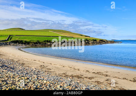 Schöne Sandwick Strand, grüne Hügel und die Klippen von Ness von Hillswick, Northmavine, Shetlandinseln, Schottland, Großbritannien, Europa Stockfoto