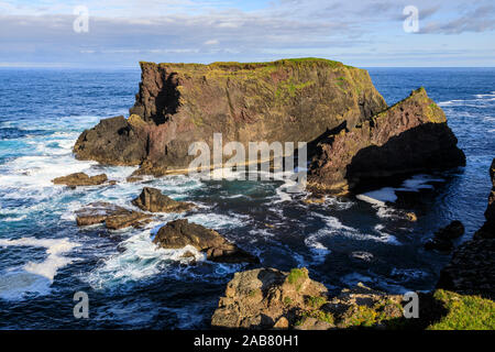 Schaumige Meere um Moo-Stack, Eshaness, schroffe Felsen und Stacks, Northmavine, Shetlandinseln, Schottland, Großbritannien, Europa Stockfoto