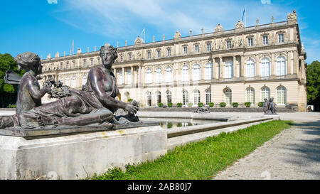 Statuen vor dem Schloss Herrenchiemsee in Bayern, Deutschland Stockfoto