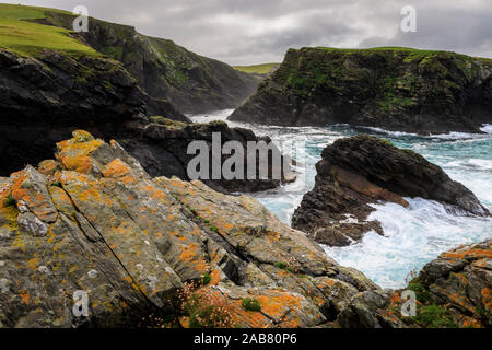 Ketla Ness Halbinsel, Fugla Stack, dramatische Küste, Felsen, Wolken, Banna Minn, West Burra Insel, Shetlandinseln, Schottland, Großbritannien, Europa Stockfoto