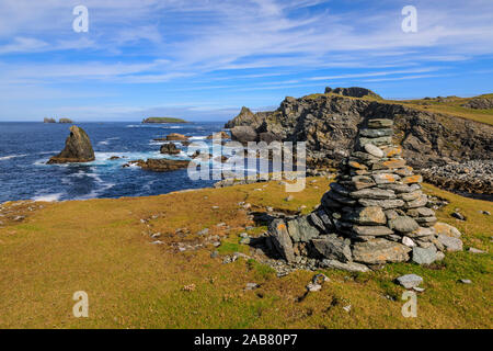 Insel Fethaland, lichened Cairn, Klippen, Stapel, Insel, Gruney Ramna Stacks, North Roe, Festland, Shetlandinseln, Schottland, Europa Stockfoto