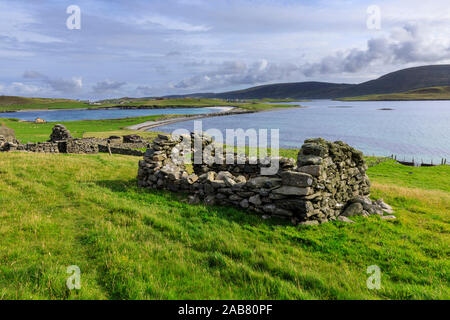 Minn Strand, Banna Minn, ruiniert crofthouses, Tombolo, Papil, West Burra Insel, Blick nach Osten Burra, Shetlandinseln, Schottland, Großbritannien, Europa Stockfoto