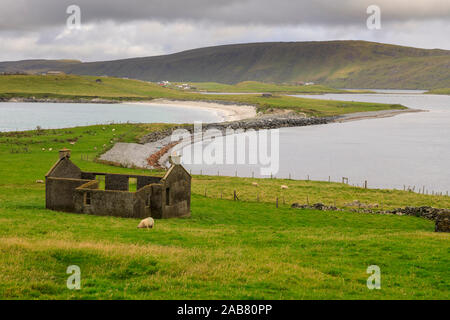 Minn Strand, ruiniert crofthouse, Banna Minn, Tombolo, Papil, West Burra Insel, Blick nach Osten Burra, Shetlandinseln, Schottland, Großbritannien, Europa Stockfoto