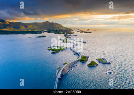 Luftaufnahme des Atlantik Straße bei Sonnenuntergang, Mehr og Romsdal County, Norwegen, Skandinavien, Europa Stockfoto