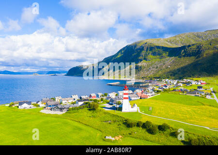 Luftaufnahme von drohne von Alnes Leuchtturm und Dorf, Godoya Insel, Alesund, Mehr og Romsdal County, Norwegen, Skandinavien, Europa Stockfoto