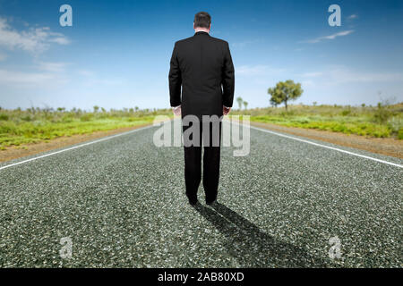 Ein Geschaeftsmann in einer einsamen Straße Stockfoto