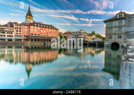 Kirche St. Peter und alte Gebäude in Lindenhof gespiegelt in den Fluss Limmat in der Morgendämmerung, Zürich, Schweiz, Europa Stockfoto