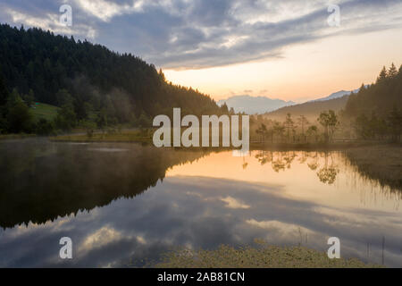 Luftaufnahme der misty Sonnenaufgang über Sumpf von Pian di Gembro Naturschutzgebiet, Aprica, Sondrio, Valtellina, Lombardei, Italien, Europa Stockfoto