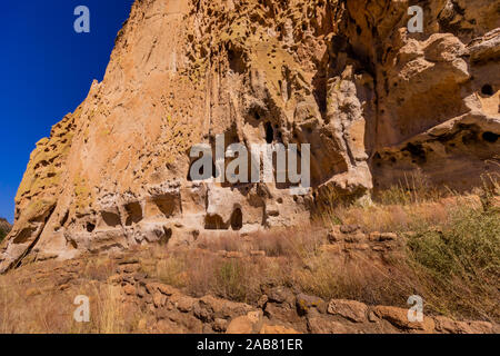 Höhlenwohnungen auf den Klippen von Pueblo Indian Ruinen im Bandelier National Monument, New Mexico, Nordamerika Stockfoto