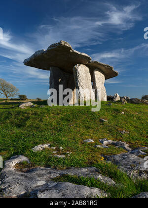 Poulnabrone, die Burren, County Clare, Munster, Republik Irland, Europa Stockfoto