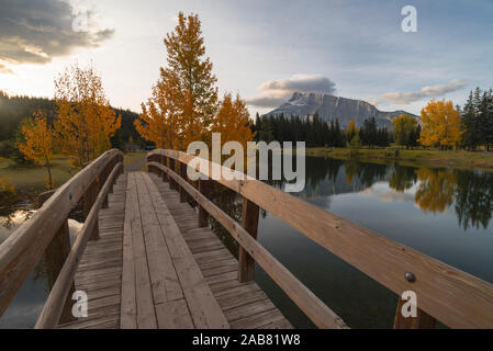 Brücke über Cascade Teich mit Mount Rundle am Horizont im Herbst, Banff Nationalpark, UNESCO, Alberta, Rocky Mountains, Kanada, Nordamerika Stockfoto