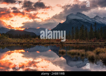 Sonnenaufgang und Gewitterwolken an Vermillion Seen mit Mount Rundle im Herbst, Banff Nationalpark, UNESCO, Alberta, Rocky Mountains, Kanada, Nordamerika Stockfoto