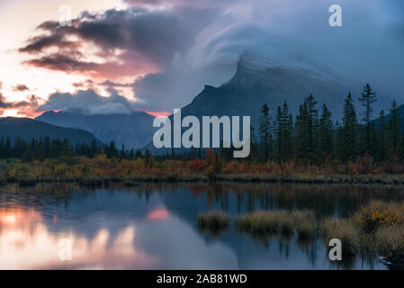 Sonnenaufgang und Gewitterwolken an Vermillion Seen mit Mount Rundle im Herbst, Banff Nationalpark, UNESCO, Alberta, Rocky Mountains, Kanada, Nordamerika Stockfoto