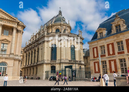 Schöne Panoramasicht auf die Königliche Kapelle des berühmten Schlosses von Versailles bei Paris. Das historische Denkmal wurde das letzte Gebäude in Versailles zu... Stockfoto