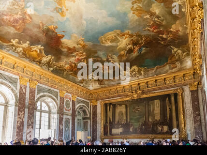 Die Hercules Zimmer, ein Zimmer im Schloss von Versailles mit einem bemalten Decke genannt Apotheose des Herkules und der Malerei Mahlzeit im Haus der ... Stockfoto