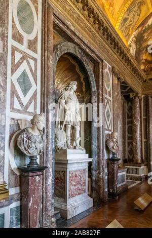 Große Porträt Blick auf den Salon der Venus im Palast von Versailles mit Jean Warin lebensgroße Statue von Louis XIV. im Kostüm eines römischen... Stockfoto