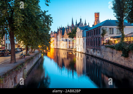 Einen ruhigen Kanal Szene in Brügge, mit der die Türme des Stadhuis (Rathaus) in der Ferne, Brügge, Belgien, Europa Stockfoto