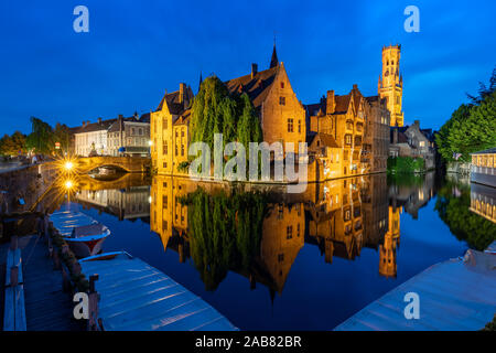 Die schönen Gebäude von Brügge in die stillen Wasser des Kanals wider, Weltkulturerbe der UNESCO, Brügge, Belgien, Europa Stockfoto