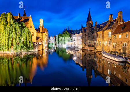 Die schönen Gebäude von Brügge in die stillen Wasser des Kanals wider, Weltkulturerbe der UNESCO, Brügge, Belgien, Europa Stockfoto