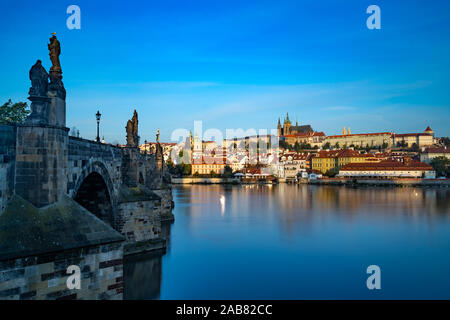 Die frühe Morgensonne leuchtet St. Vitus Kathedrale und die Prager Burg, UNESCO-Weltkulturerbe, Prag, Tschechische Republik, Europa Stockfoto