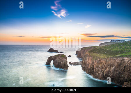 Dramatische Himmel bei Sonnenuntergang mit Enys Dodnan und die bewaffneten Ritter Felsformationen bei Lands End, Cornwall, England, Vereinigtes Königreich, Europa Stockfoto