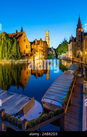 Die schönen Gebäude von Brügge in die stillen Wasser des Kanals wider, Weltkulturerbe der UNESCO, Brügge, Belgien, Europa Stockfoto