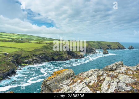 Blick auf die Küste von Willapark Lookout in der Nähe von Boscastle auf der atlantischen Küste von Cornwall, England, Vereinigtes Königreich, Europa Stockfoto