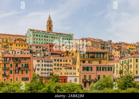 Die bunten Gebäude in Ventimiglia, Ligurien, Italien, Europa Stockfoto