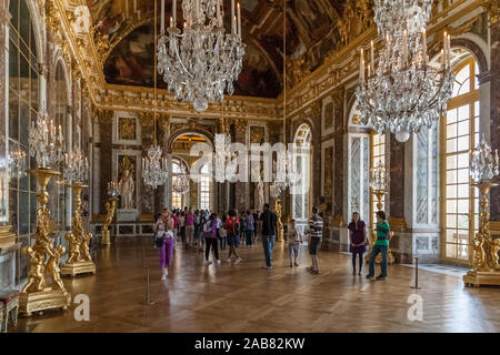 Tolle Aussicht auf die wunderschöne Spiegelsaal im Schloss von Versailles. Von Kronleuchtern und vergoldeten Skulpturen umgeben, die bemerkenswert ... Stockfoto