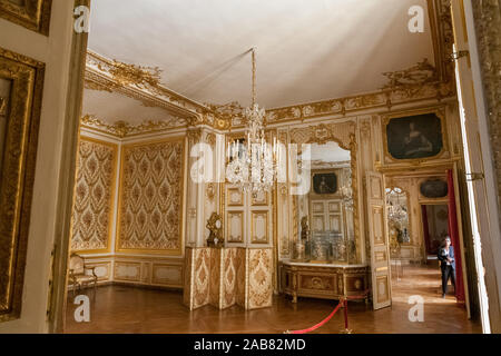 Blick in die Louis XV Schlafgemach mit der Nische auf der linken Seite in der privaten Wohnung des Königs im berühmten Schloss von Versailles. Es kann besichtigt werden... Stockfoto