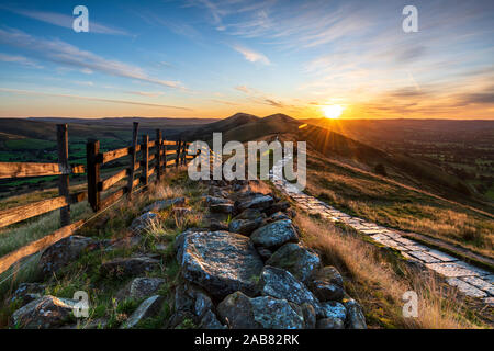 Sonnenaufgang über Hügel verlieren und Zurück, Tor von Mam Tor, Hope Valley, Peak District, Derbyshire, England, Vereinigtes Königreich, Europa Stockfoto