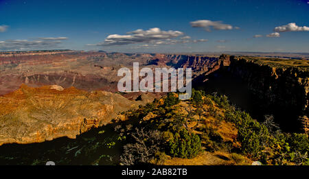 Grand Canyon gesehen aus der Wüste View Point in der Nacht bei Mondlicht beleuchtet, Grand Canyon Nationalpark, UNESCO, Arizona, Nordamerika Stockfoto