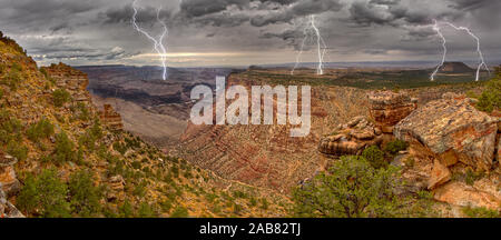 Grand Canyon aus der Desert View Trail mit einem Blitzschlag Sturm Rollen in der Gegend, Grand Canyon Nationalpark, UNESCO, USA Stockfoto