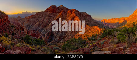 Anzeigen von Escalante Butte im Grand Canyon von der Tanner Trail kurz vor Sonnenuntergang, Grand Canyon Nationalpark, UNESCO, Arizona, Nordamerika Stockfoto