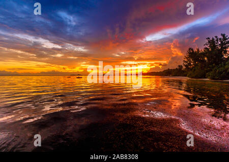 Sommer Sonnenuntergang Himmel im Meer widerspiegelt, Grand Anse Fond de Lanse Strand auf der Insel Praslin, Seychellen, Indischer Ozean, Afrika Stockfoto