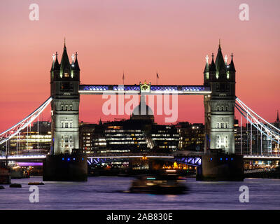 Panoramablick von der Tower Bridge framing St. Paul's Cathedral, London, England, Vereinigtes Königreich, Europa Stockfoto