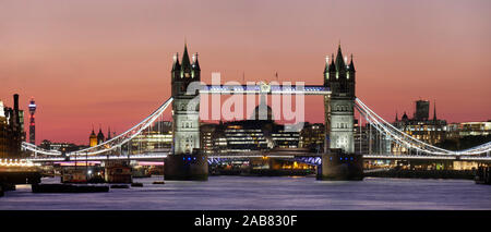 Panoramablick von der Tower Bridge framing St. Paul's Cathedral in der Dämmerung, London, England, Vereinigtes Königreich, Europa Stockfoto