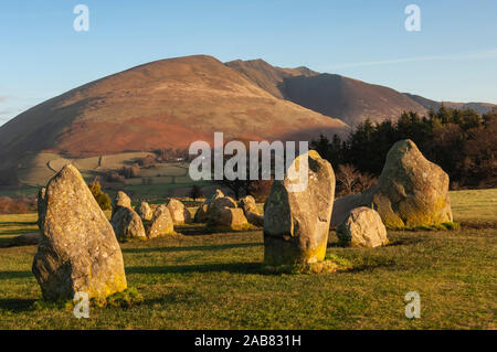 Castlerigg Steinkreis, Saddleback (blencathra) hinter, Keswick, Lake District Nationalpark, UNESCO, Cumbria, England, Vereinigtes Königreich, Europa Stockfoto