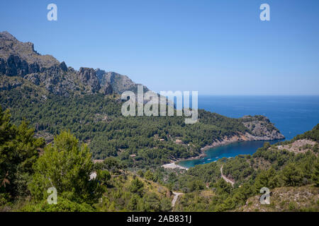 Der schönen Bucht von Cala Tuent an der zerklüfteten Nordwestküste der Mittelmeer insel Mallorca, Balearen, Spanien, Europa Stockfoto