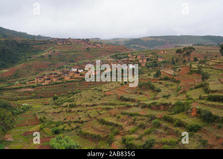 Schlamm Häuser im Dorf auf der Terrasse Felder, Antsirabe, Madagaskar, Afrika Stockfoto