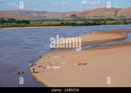 Waschen Menschen Kleidung in dem Manambolo, Ambatolahy, miandrivazo Bezirk, Menabe Region, Madagaskar, Afrika Stockfoto