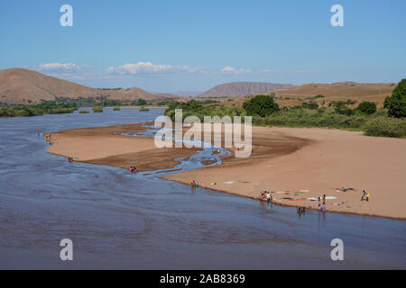 Waschen Menschen Kleidung in dem Manambolo, Ambatolahy, miandrivazo Bezirk, Menabe Region, Madagaskar, Afrika Stockfoto