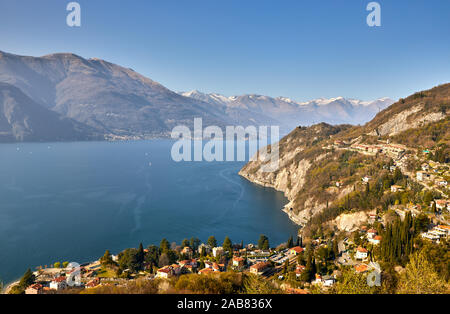 Hohen winkel Blick auf den Comer See von Schloss Vezio mit Varenna und Gittana, Lombardei, Italienische Seen, Italien, Europa Stockfoto