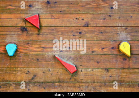 Holz- Kletterwand mit bunten Griffen als Hintergrund. Stockfoto