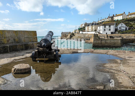 Alte Canon aus der Fregatte HMS Anson, über den Hafen von Camborne, Cornwall, Großbritannien Stockfoto