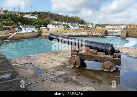 Alte Canon aus der Fregatte HMS Anson, über den Hafen von Camborne, Cornwall, Großbritannien Stockfoto