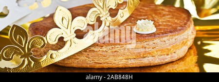 Galette des Rois, französische Kingcake mit einer goldenen Krone Stockfoto