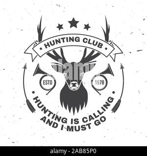 Rotwild und Bier machen mich glücklich. Vektor. Konzept für Hemd oder Label, Print, Stempel, Badge, T-Stück. Vintage Typografie Design mit Wild und Jagd Horn Silhouette. Outdoor Adventure Hunt Club Emblem Stock Vektor