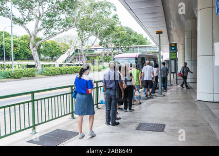 Süd-ost Asien/Singapur - Nov 22, 2019: Asiatische Menschen Schlange für öffentliche Verkehrsmittel Bus Stockfoto