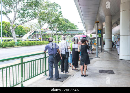 Süd-ost Asien/Singapur - Nov 22, 2019: Asiatische Menschen Schlange für öffentliche Verkehrsmittel Bus Stockfoto